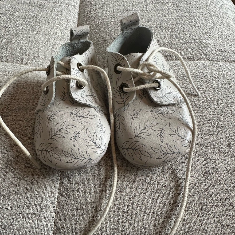 Piper Finn size 3 low top oxfords soft soles - willow print - like new